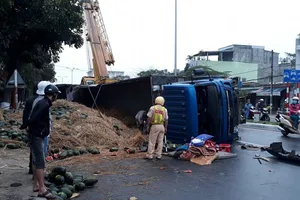 Xe tải bị lật, dưa hấu đổ tràn