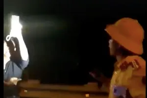 Đình chỉ công tác CSGT vung tay, rọi đèn vào mặt dân