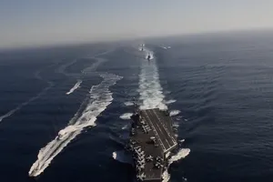 Tàu sân bay USS Carl Vinson đang tiến vào cảng Tiên Sa 