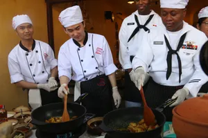 Hải quân Hoa Kỳ trổ tài nấu mỳ Quảng