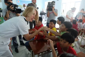 Lính hải quân Mỹ ôm nạn nhân chất độc da cam vào lòng