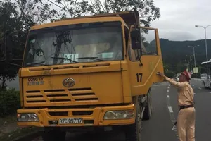 Tạm giữ xe ben bất hợp tác với CSGT