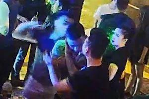 Clip vụ PV báo Giao Thông bị đánh liên tục tại quán bar