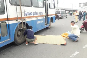 Va chạm với xe khách, người đi xe máy bị cán tử vong