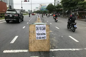 Cán vệt nhớt, hàng loạt xe máy ngã nhào trên đường