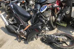 Tông cột điện, người chết, xe máy gãy đôi 