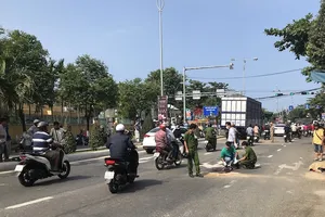 Đôi nam nữ trẻ bị xe ben cuốn vào gầm 