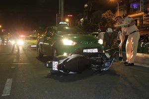 Tránh cán người ngã giữa đường, 2 taxi tông nhau
