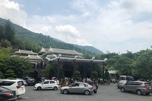 Du khách nườm nượp kéo về Đà Nẵng nghỉ lễ