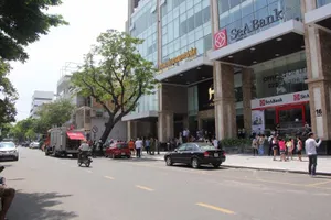 Cháy chung cư cao cấp, hàng trăm người chạy thục mạng