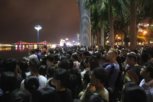 Hàng chục ngàn người đổ về xem pháo hoa Đà Nẵng