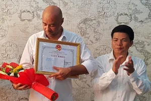 Tặng giấy khen cho người nước ngoài cứu trẻ trong hỏa hoạn