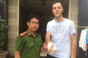 Người nước ngoài đập kính, cứu trẻ trong đám cháy