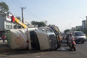 Container lật nhào giữa phố ở Đà Nẵng