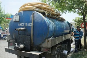 Đà Nẵng: Xe hút hầm cầu xả nhớt thải xuống cống