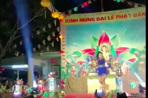'Nhảy sexy' trong lễ Phật đản ở chùa Đà Nẵng