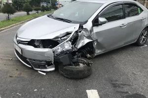 1 phụ nữ tông ô tô vào cột điện vì buồn ngủ