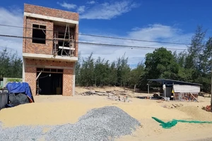 Vợ chồng đang ngủ bị kẻ gian xịt hơi cay cướp vàng