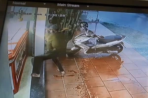 Bịt mặt cướp tiệm vàng táo tợn ở Quảng Nam