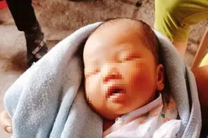 Bé gái 10 ngày tuổi bị bỏ rơi giữa cầu