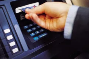 Mất tiền vì dán mật khẩu sau thẻ ATM