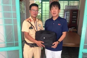 CSGT tìm trả lại túi xách cho một người Nhật