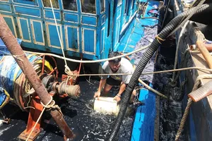 Cảnh sát lặn xuống biển vá lỗ thủng cứu tàu chìm