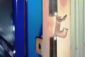 Nhóm thanh niên phá cửa trộm... thuốc lá