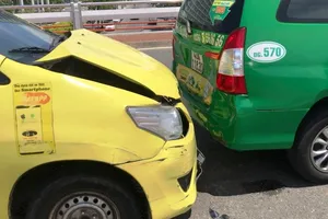 Đà Nẵng: Taxi húc nhau liên hoàn trên cầu Sông Hàn