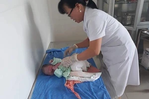 Tài xế taxi đỡ đẻ cho sản phụ ngay trên xe