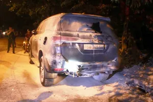 Ôtô 7 chỗ đang đậu bốc cháy ngùn ngụt