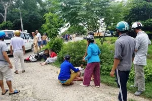 Chạy trốn CSGT, 2 thiếu nữ tông người đi đường bất tỉnh