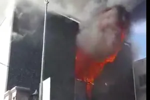 Quán bar ở trung tâm Đà Nẵng bùng cháy dữ dội