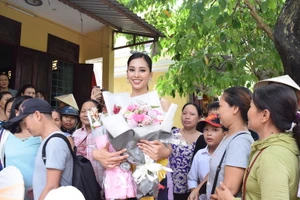 Hoa hậu Tiểu Vy về Hội An thăm nhà sau khi đăng quang