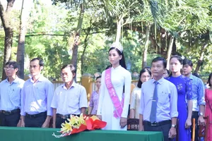 Tân hoa hậu Trần Tiểu Vy dự lễ chào cờ ở trường cũ