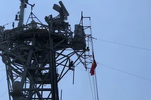 Khu trục hạm Hải quân Canada treo cờ rủ khi thăm Việt Nam