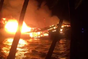 Tàu 10 tỉ cháy rụi khi neo đậu tránh bão số 9