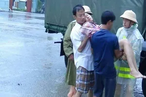 Giải cứu một gia đình bị ngạt khí gas trong lũ