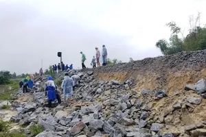 Sạt lở đường sắt qua Quảng Nam vì lũ