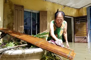 Người dân Tam Kỳ tất bật dọn nhà sau lũ