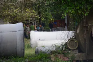 1 công nhân rơi xuống máy trộn bê tông tử vong