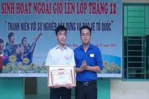 Trao học bổng cho học sinh nghèo nhặt được 50 triệu đồng
