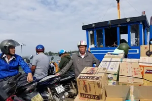 Phà sửa xong sau 3 tháng, dân xã đảo thở phào