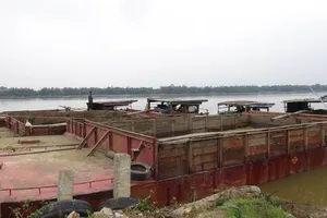 Phó trưởng phòng bị 'cát tặc' nhắn tin đe dọa đốt nhà