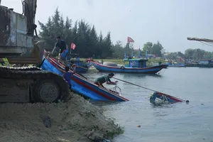 Sóng đánh chìm 2 tàu cá ở Quảng Ngãi 