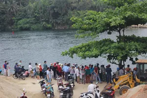 Một người để xe trên cầu, nhảy sông tự tử