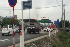  Ô tô nối đuôi chạy ngược chiều 'né' trạm thu phí QL1A