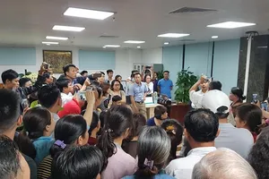 Hàng trăm người “vây” công ty bất động sản đòi sổ đỏ suốt đêm