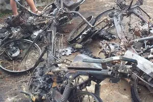 Chập điện xe máy gây cháy nhà