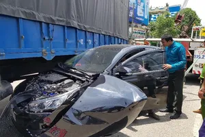 Xe tải cuốn ô tô con vào gầm